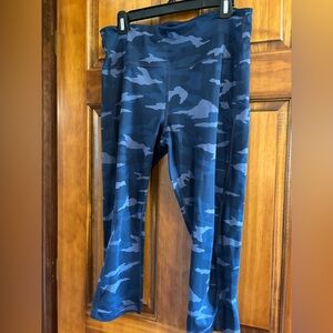 Athleta ultimate stash pocket camo capri medium